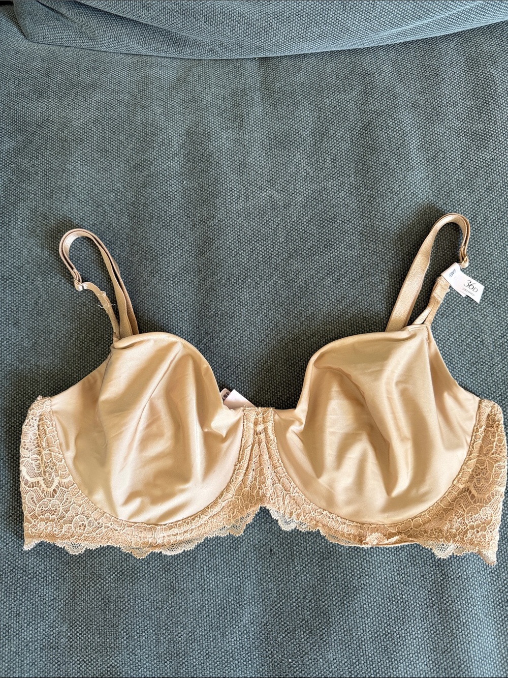 Victoria's Secret Push-Up w/o padding . Lace Underwire Bra. Sz 36D